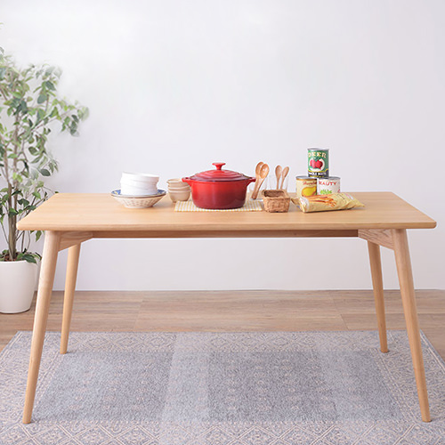 永く親しみやすい美しいデザイン 北欧テイスト ダイニングテーブル